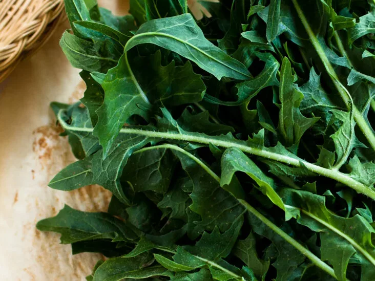 Löwenzahnblätter fördern die Gesundheit der Leber, Knochen und Gelenke + Anbautipps &amp; Rezept
