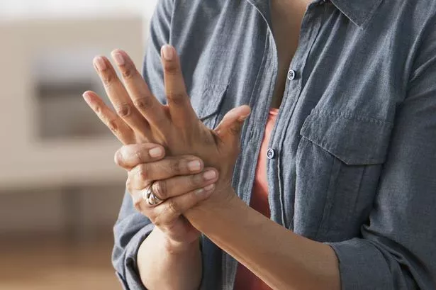 Arthritis - Naturheilkundliche Ansätze, Behandlungen &amp; Erfolgsgeschichten (Mega-Bericht aus 33 Quellen)