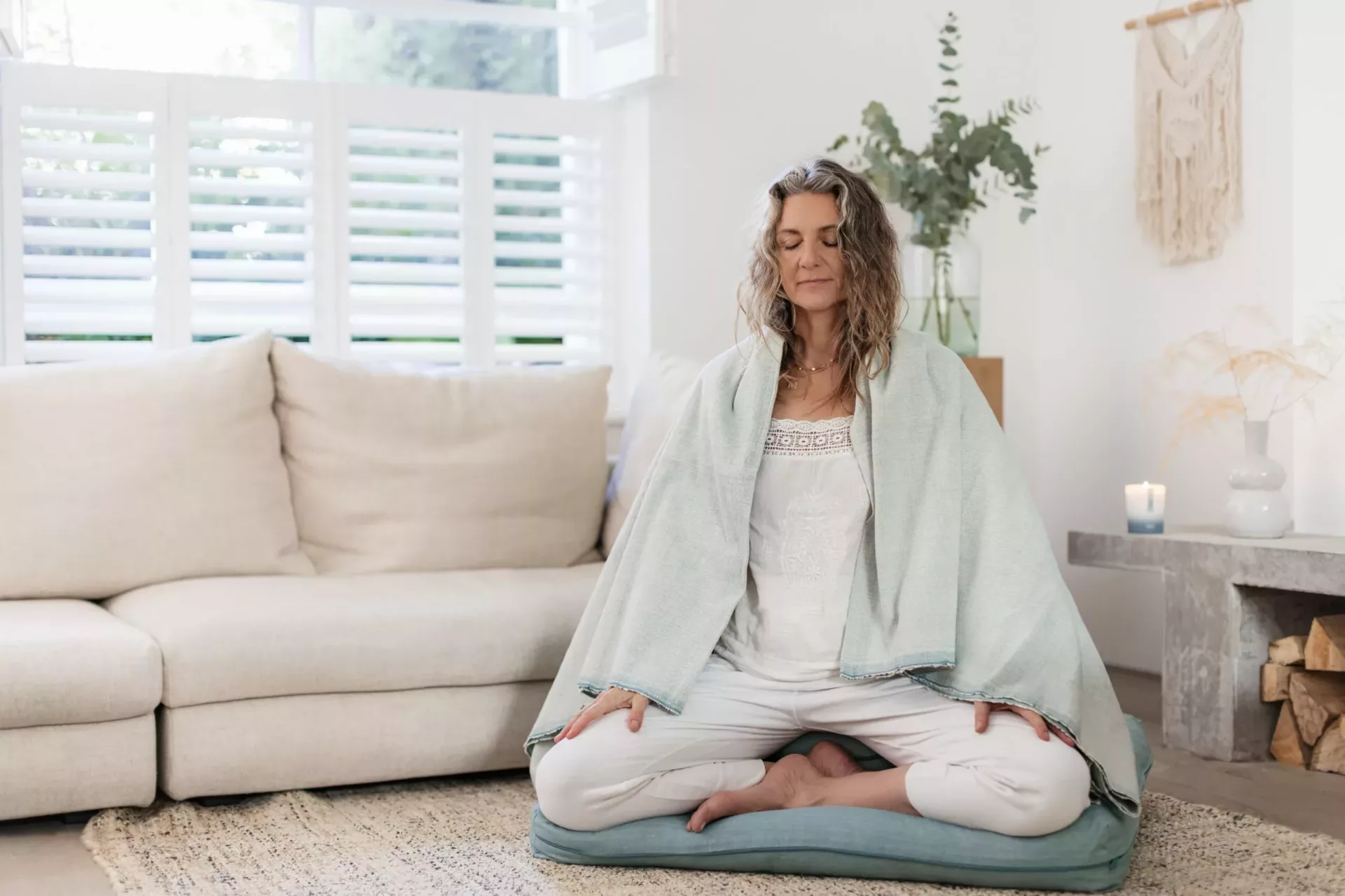 Wie man überall einen beruhigenden Yoga- oder Meditationsraum schafft