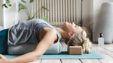 5-einfache-Moeglichkeiten-Yoga-in-Ihren-anstrengenden-Tag-zu-integrieren