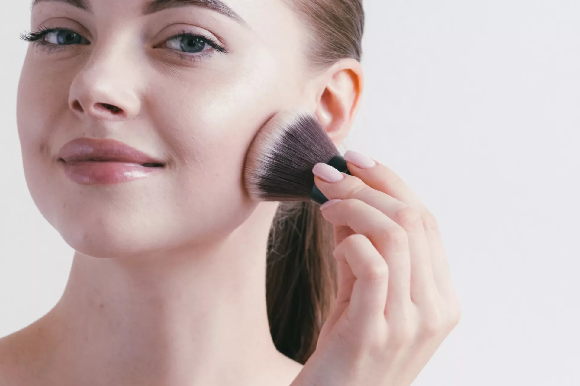 Wie macht man natürliches Gesichts-Make-up?