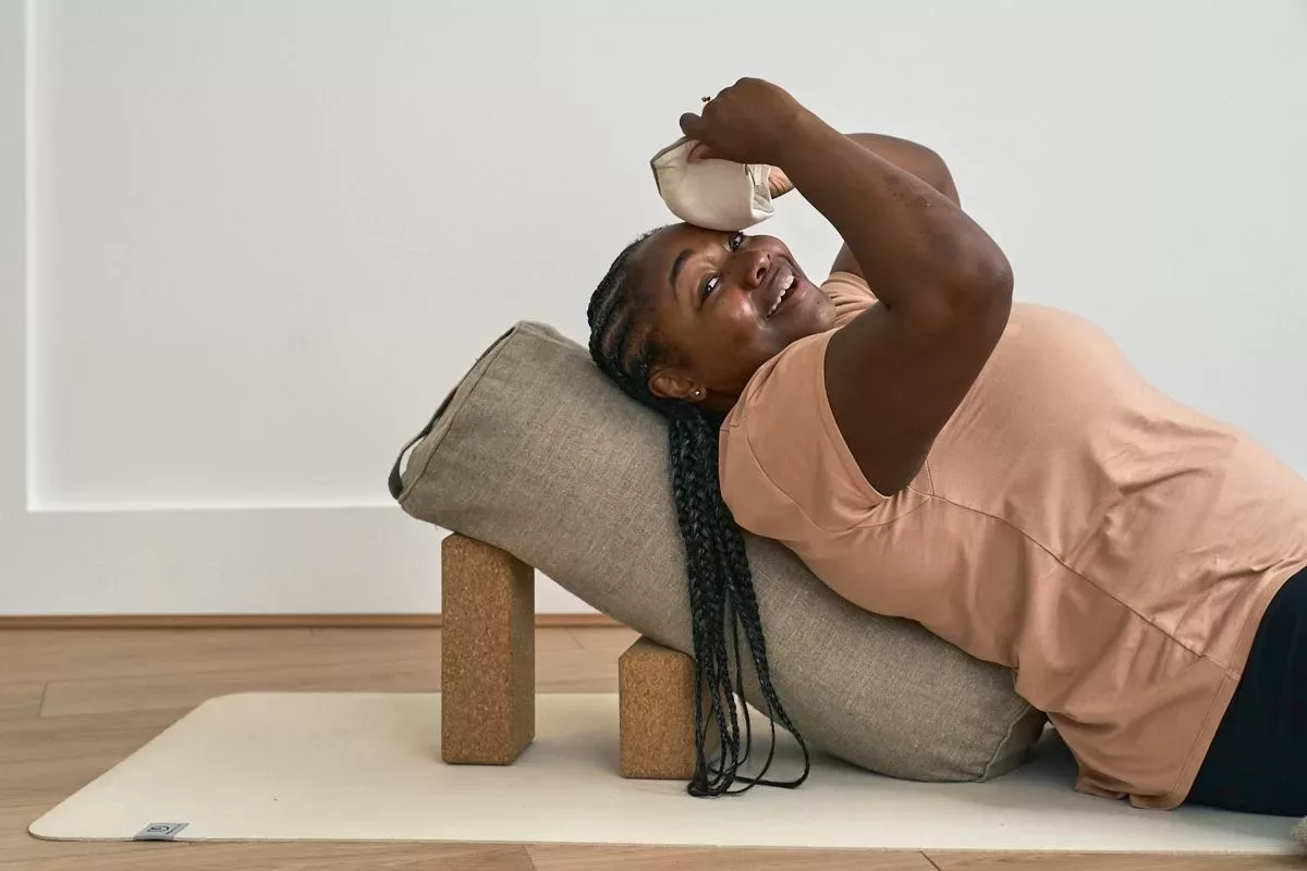 5 Posen für die Wechseljahre mit Paula Hines