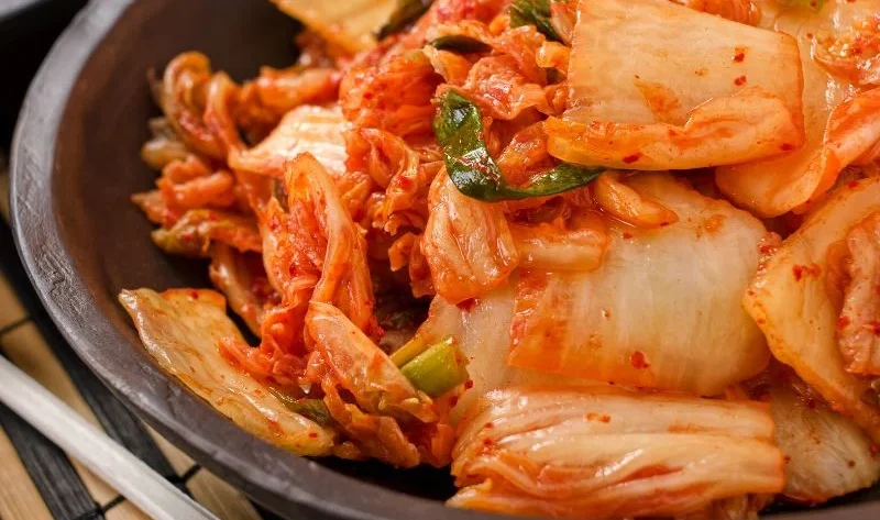 Untersuchungen zeigen, dass Kimchi schwieriges Fett reduziert und die Neuroinflammation des Gehirns reduziert.