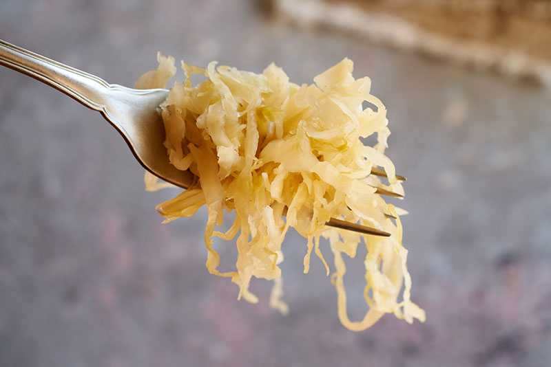 Dr. Mercola behauptet, dass 2 Unzen hausgemachtes Sauerkraut mehr Probiotika als 100 probiotische Kapseln enthalten