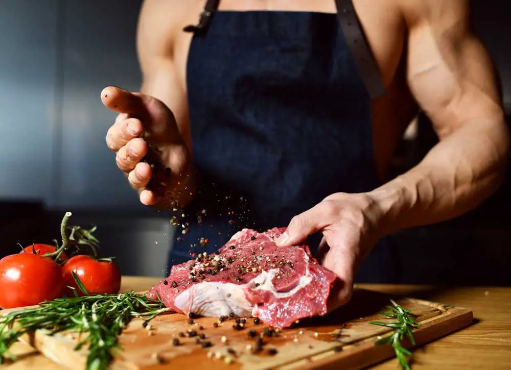Studie deutet darauf hin, dass Männer aufgrund der wahrgenommenen Bedrohung der Männlichkeit möglicherweise widerstehen, auf Fleisch zu verzichten