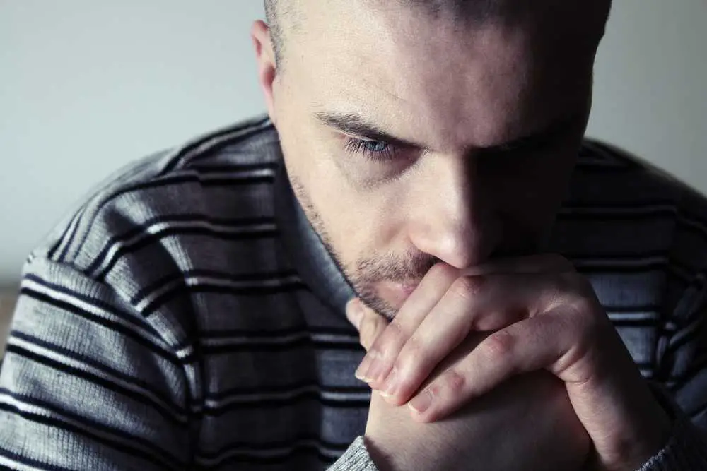 9 Anzeichen dafür, dass Sie möglicherweise unwissentlich mit einer hochfunktionalen Depression leben