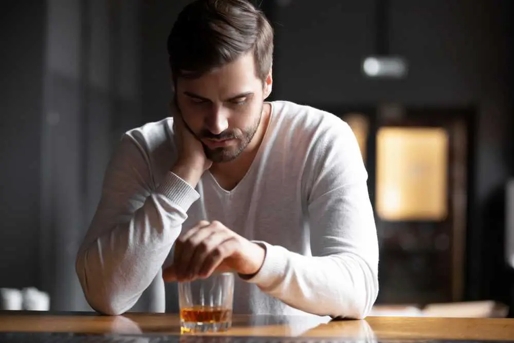 9 Warnzeichen, dass jemand ein hochfunktionaler Alkoholiker sein könnte: Die Auswirkungen von Alkoholismus und Leberschäden