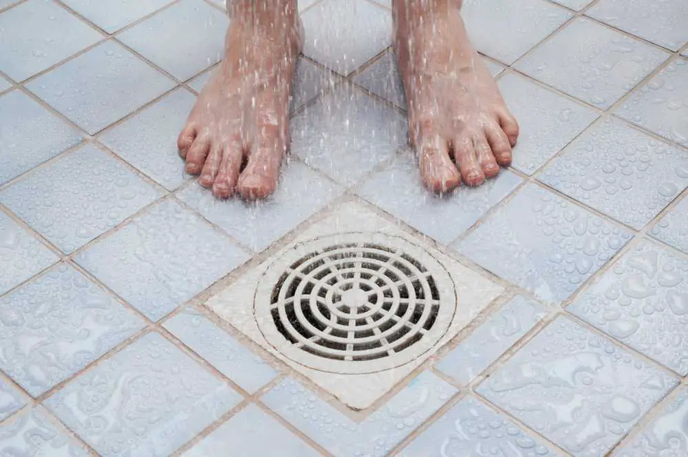 Der Arzt erklärt, warum sie glauben, dass Frauen auf keinen Fall unter der Dusche pinkeln sollten