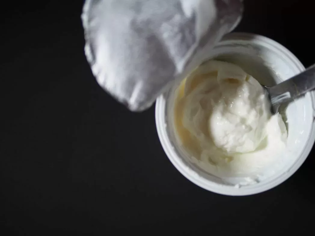 Warum ein Keimexperte Sie bittet, nach dem Öffnen die Folie oder das Plastiksiegel unter dem Deckel Ihrer Behälter zu entfernen