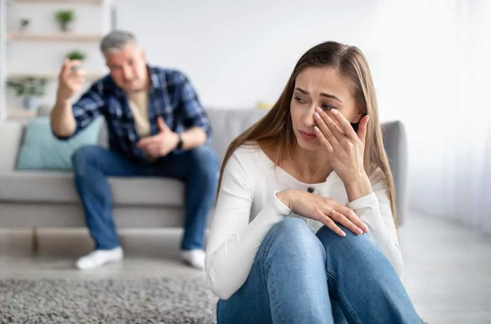Navigieren in emotionaler Manipulation: Gaslighting in Beziehungen verstehen und bekämpfen