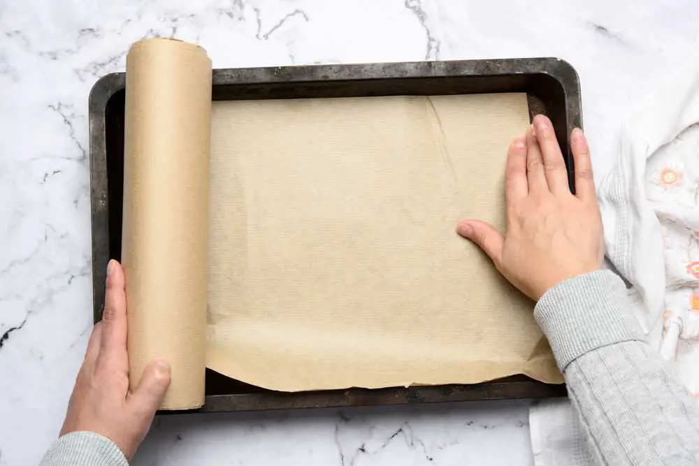 Sie sollten es sich zweimal überlegen, bevor Sie mit Pergamentpapier kochen: Hier ist der Grund dafür