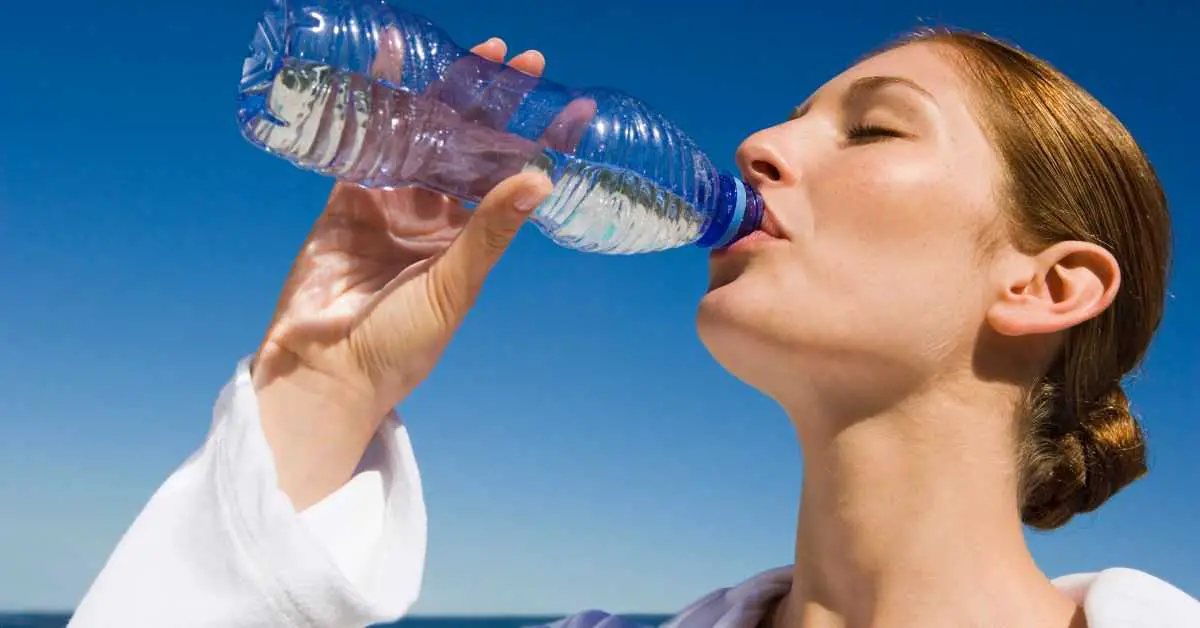 Wie sicher ist unser Trinkwasser wirklich? Eine Untersuchung enthüllt giftige Chemikalien in beliebten Marken von abgefülltem Wasser. Hier sind Tipps, wie man eine sichere Wahl treffen kann.