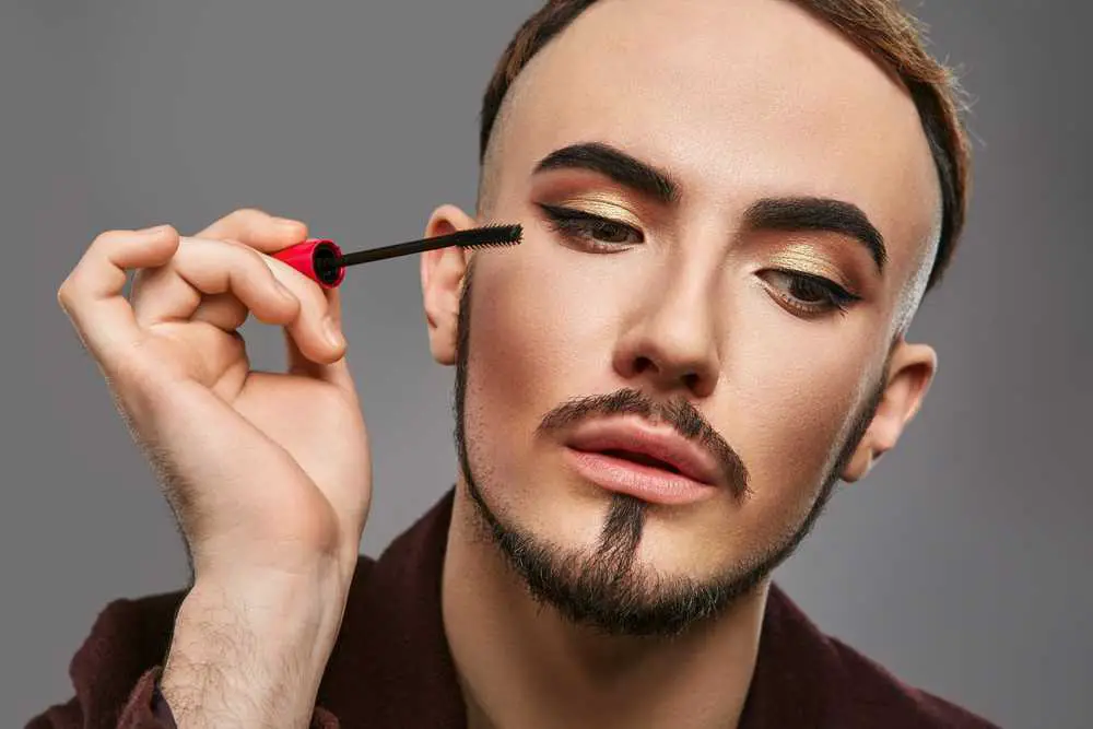 Breaking Beauty Stereotypes: Warum Guyliner ein großes Comeback feiert